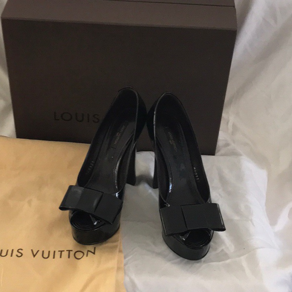 Authentic Louis Vuitton Vernis Logo Bow Pump